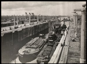 Vista de dragas y barcos en una esclusa del Canal de Panamá durante la construcción, 1912 o 1913
